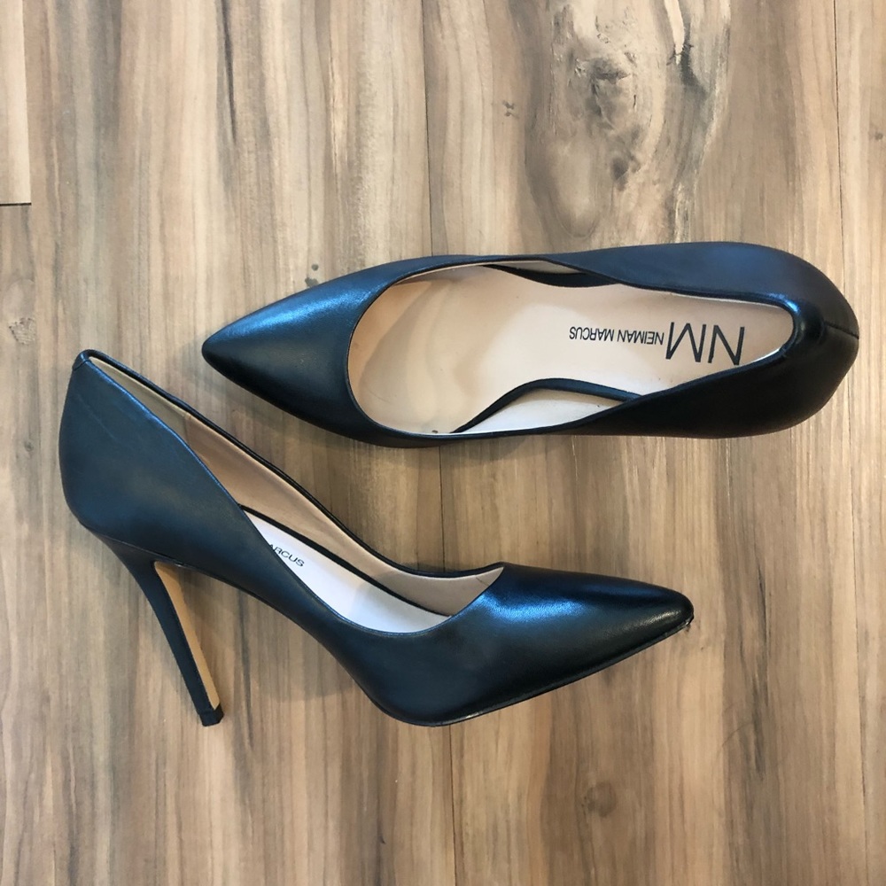 NM Neiman Marcus Black Pumps